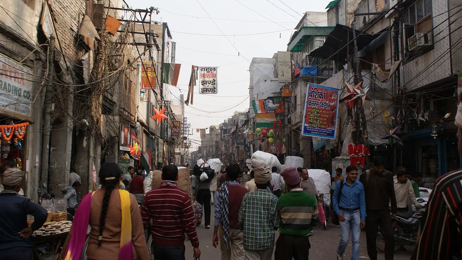 Shoppers and porters along the Bara Toti market street in Sadar Bazaar, Delhi